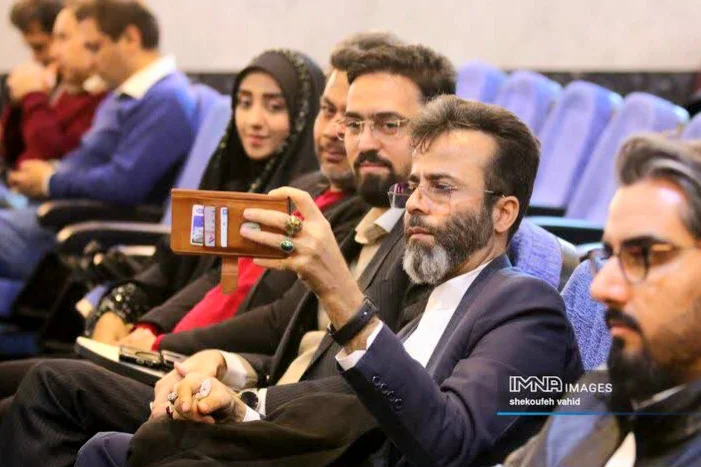 خبرنگار فقط صاحب یک قلم نیست 